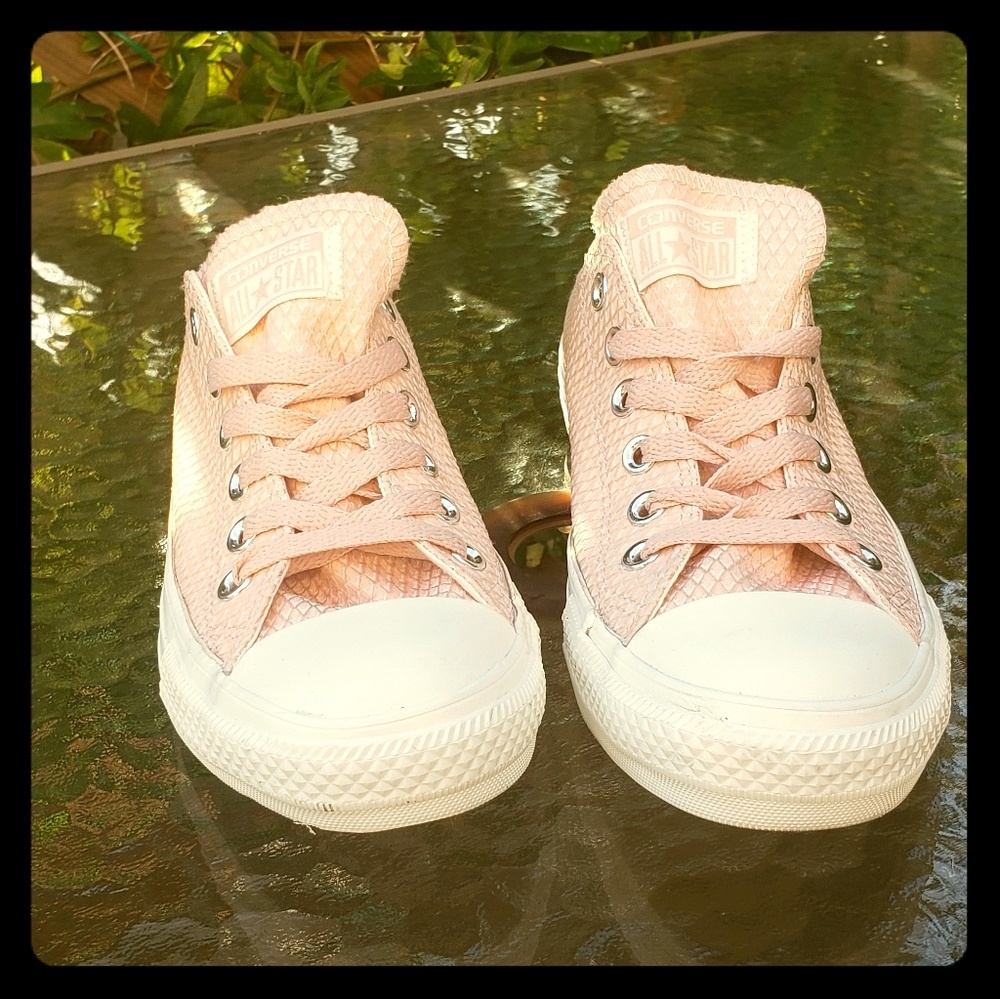 Converse pink crepe low top